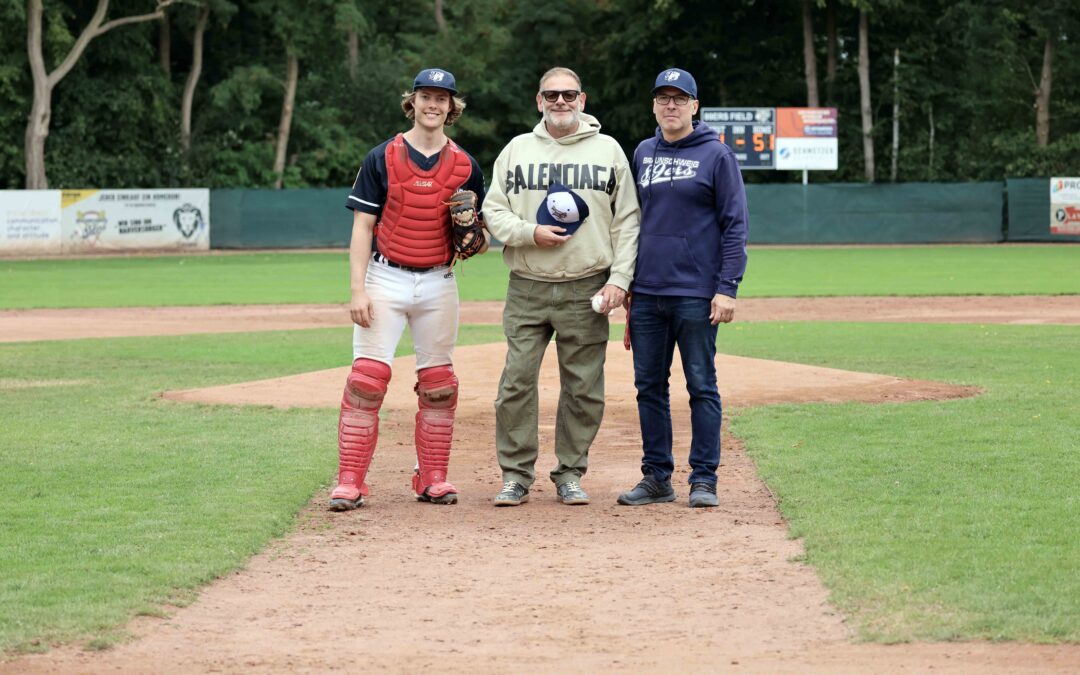 First Pitch als Zeichen einer starken Partnerschaft – Hauptsponsor Heyl Neomeris zu Gast im 89ers-Ballpark